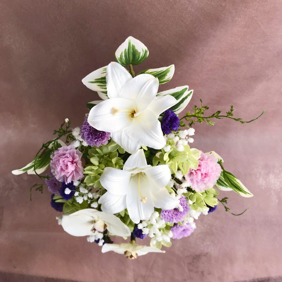 お仏壇用の枯れない仏花「リリー」。<br>プリザーブドフラワーではまだまだ貴重なユリや胡蝶蘭を使用した大きめで豪華なアレンジです。